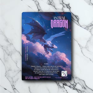 Puede incluir: Una carta de fantasía con un dragón azul y blanco volando por un cielo estrellado y nubes. La carta muestra "Astral Dragon" en rosa. El texto describe las habilidades y estadísticas de la criatura. La carta es de 2025, no legal en torneos.