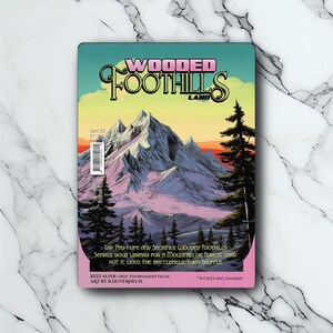 Wooded Foothills - Retro Futuriste / Vintage - Full Art Holographique - pour les collectionneurs et les joueurs MTG - Cartes Magic Altérées