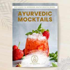 Op de afbeelding: Een boekomslag met de titel "Ayurvedic Mocktails" in gouden letters. De omslag toont een glas met rode mocktail met ijs en aardbeien, en de tekst "Eenvoudig & Snel: 50+ Verfrissende, Gezonde Mocktail Recepten".