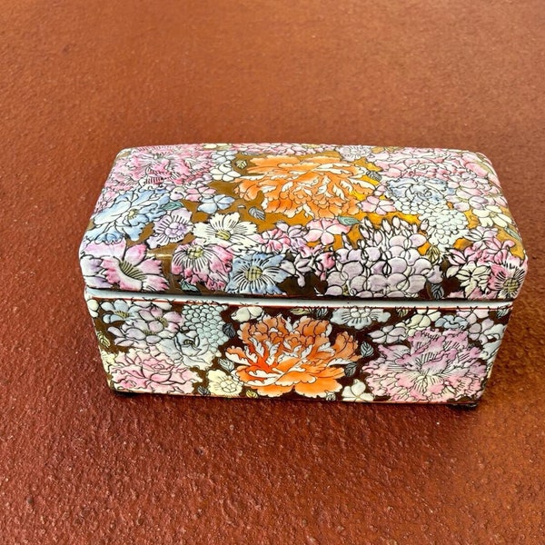 Tongzhi Year System of the Qing Dynasty  Antique Chinese handmade porcelain jewelry box