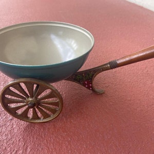 Vintage bowl on wheels designed in the shape of a wheelbarrow Bild 8