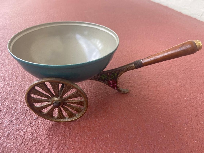 Vintage bowl on wheels designed in the shape of a wheelbarrow Bild 8