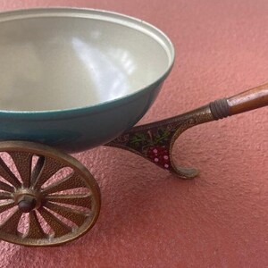 Vintage bowl on wheels designed in the shape of a wheelbarrow Bild 3