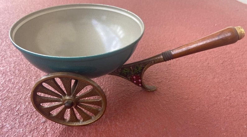 Vintage bowl on wheels designed in the shape of a wheelbarrow Bild 3