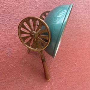 Vintage bowl on wheels designed in the shape of a wheelbarrow Bild 6