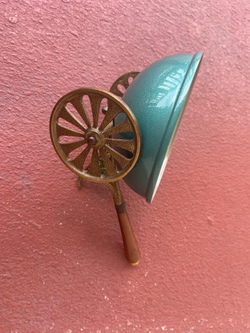Vintage bowl on wheels designed in the shape of a wheelbarrow Bild 6