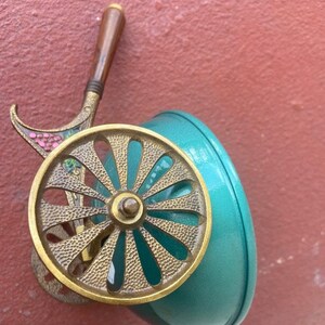 Vintage bowl on wheels designed in the shape of a wheelbarrow Bild 2