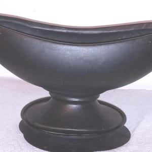 Połowa XX wieku, McCoy USA, donica w stylu art déco, matowa czerń, podłużna z postumentem i uchwytami w kształcie spirali