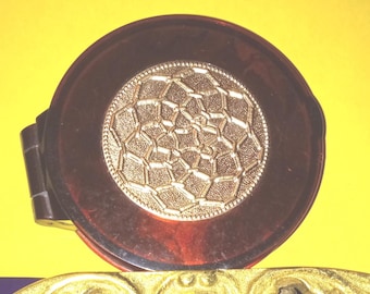 Polvos compactos de moda Avon de la década de 1960, color marfil, estuche marrón, medallón dorado, etiqueta en la parte posterior.