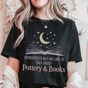 Camiseta de amante de los libros, camiseta de amante de la cerámica, camiseta de aficionado introvertido, top acogedor con estética de lector, atuendo con ambiente de estudio de cerámica, jersey de lectura