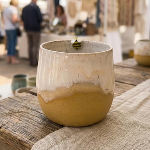 Handgemachte Bienen Tasse, Honig Becher Frühling, Landhausstil Küchendeko, Einzelstück Keramik Teetasse, Geschenk Naturliebhaber Imker