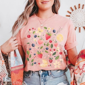 Känn sommarvibbar med denna fruktmönstrade t-shirt, jordgubbsmönster-t-shirt, söt bär-t-shirt, trendig citronskjorta, bohemisk outfit för kvinnor