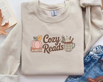 心地よい読書スウェットシャツ、読書好きの秋クルーネック、パンプキンシーズン読書プルオーバー、コーヒー好きへのギフトシャツ、読書で心地よく過ごすライフスタイル