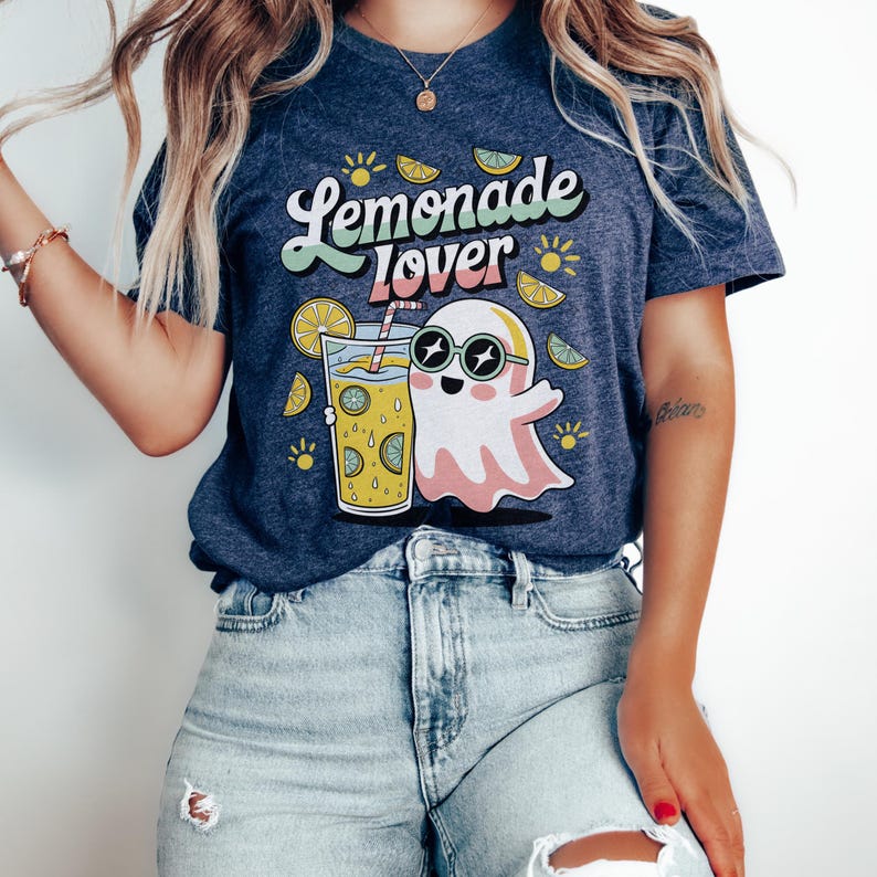 Peut inclure: T-shirt bleu marine avec un motif "Lemonade Lover". Le motif repr&eacute;sente un fant&ocirc;me de dessin anim&eacute; portant des lunettes de soleil, tenant un verre de limonade, entour&eacute; de tranches de citron et de soleils. Le t-shirt est en mati&egrave;re souple.