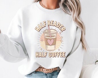 Sudadera con estampado de amante de los libros y el café, jersey con estética literaria, camiseta mitad lector mitad café, camiseta acogedora para leer, camiseta única para leer, regalo para club de lectura