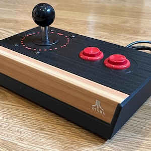 Op de afbeelding: Een rustiek houten bord met de tekst "Welcome to our home" in witte letters. Het bord heeft een verweerde afwerking en een eenvoudig, uitnodigend ontwerp, perfect voor voordeurdecoratie.