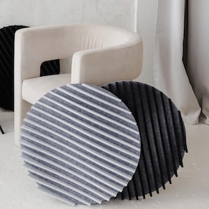 Könnte beinhalten: Ein weißer Stuhl mit einem grauen und schwarzen Akustikpaneel davor. Hinter dem Stuhl befinden sich eine Bassgitarre und ein graues Akustikpaneel an der Wand.