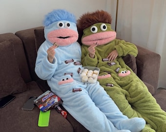 Divertido pijama enterizo de rana monstruosa con ojos saltones, pijama con capucha tipo manta, ropa de estar por casa extragrande de felpa polar para adultos, regalo de broma acogedor
