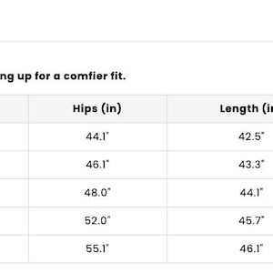 K&ouml;nnte beinhalten: Eine wei&szlig;e Tabelle mit einer Gr&ouml;&szlig;entabelle f&uuml;r Kleidung. Die Tabelle enth&auml;lt US-Gr&ouml;&szlig;en von S bis 2XL mit entsprechenden Taillen-, H&uuml;ft-, L&auml;ngen- und Schrittl&auml;ngenma&szlig;en in Zoll. Der Text empfiehlt, eine Nummer gr&ouml;&szlig;er zu w&auml;hlen.