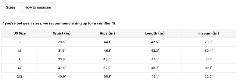 K&ouml;nnte beinhalten: Eine wei&szlig;e Tabelle mit einer Gr&ouml;&szlig;entabelle f&uuml;r Kleidung. Die Tabelle enth&auml;lt US-Gr&ouml;&szlig;en von S bis 2XL mit entsprechenden Taillen-, H&uuml;ft-, L&auml;ngen- und Schrittl&auml;ngenma&szlig;en in Zoll. Der Text empfiehlt, eine Nummer gr&ouml;&szlig;er zu w&auml;hlen.