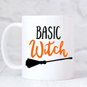 以下が含まれることがあります： 白いセラミック製のマグカップで、黒い文字で「BASIC」、その下にオレンジ色の筆記体で「Witch」と書かれ、黒いほうきのイラストが描かれています。マグカップの左側には標準的な持ち手があり、表面全体が滑らかで光沢のある仕上がりになっています。
