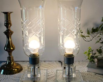 Lampy stołowe ze szkła antycznego, para trawionych kloszy huraganowych, przezroczyste podstawy na cokole
