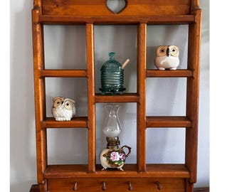 Mensola da parete vintage in legno con intaglio a forma di cuore, mensola rustica per oggetti decorativi con ganci.