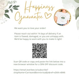 Peut inclure: Fond blanc avec des accents floraux et de feuilles, et le texte "Happiness Guarantee" en script dor&eacute;. L'image comprend un code QR et une offre de code de r&eacute;duction. Le texte indique l'engagement de la boutique envers la satisfaction client.