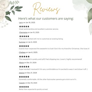 Op de afbeelding: Een witte achtergrond met groene bloemmotieven en gouden tekst die "Reviews" luidt. De tekst "Here's what our customers are saying:" is ook in goud. Onder deze tekst staan ​​klantenbeoordelingen met sterbeoordelingen en opmerkingen. Elke beoordeling bevat de naam van de klant en de datum van de beoordeling.