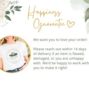 Op de afbeelding: Een wit T-shirt met een groen en gouden logo met de tekst "Love & Bonnie" en "Design". De tekst "Happiness Guarantee" is geschreven in gouden letters met een gouden hart. De tekst "We want you to love your order! Please reach out within 14 days of delivery if an item is flawed, damaged, or you are unhappy with. We'd be happy to work with you to make it right!" is geschreven in zwarte tekst.