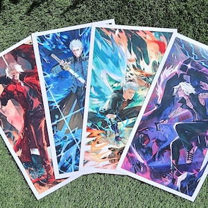 Peut inclure: Quatre impressions d'art présentant des illustrations de style anime d'un personnage aux cheveux blancs. Les impressions montrent le personnage dans diverses poses d'action, avec des arrière-plans dynamiques bleus, rouges et violets. Les impressions sont sur papier blanc.