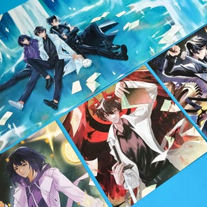 Może przedstawiać: Kolekcja wydruków artystycznych w stylu anime przedstawiających męskie postacie w różnych pozach i strojach. Wydruki prezentują gamę kolorów, w tym niebieski, biały, czarny i czerwony. Grafika ma dynamiczny i szczegółowy styl.