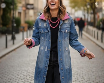 Lungo spolverino in denim con finiture Kantha rosa, colletto e gonna a pieghe