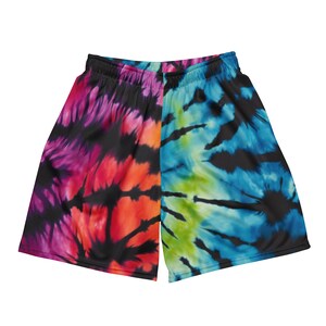 Può includere: Pantaloncini sportivi tie-dye con sfondo nero e un motivo a spirale colorato. I pantaloncini sono divisi a metà, con un lato con spirali rosa, rosso e arancio e l'altro lato con spirali blu, verde e giallo.