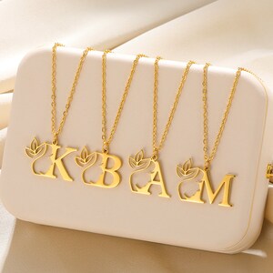 Collar con letras iniciales hechas a mano: alfabeto de flores, collar con letras iniciales chapado en oro de 18 quilates, regalo personalizado para mamá, ella, tía, hermana, mejor amiga