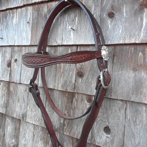 Cabeceira com contorno marrom escuro e forro em trama de vime