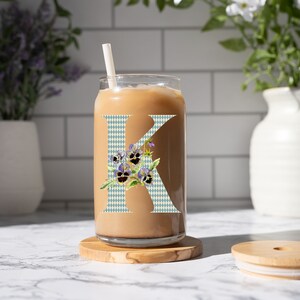 Copo de café gelado personalizado com tampa e canudo, tamanho 16 onças, lindas letras de monograma arlequim amor-perfeito, dama de honra, presente de bestie, presente de amante de café