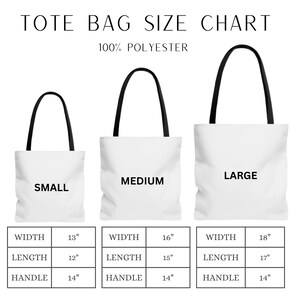 Pode incluir: Uma tabela de tamanhos para sacolas tote feitas de 100% poli&eacute;ster. A tabela mostra tr&ecirc;s tamanhos: pequeno, m&eacute;dio e grande. Cada tamanho &eacute; representado por uma sacola tote branca com al&ccedil;as pretas. A tabela tamb&eacute;m inclui as medidas de largura, comprimento e al&ccedil;a de cada tamanho em polegadas.