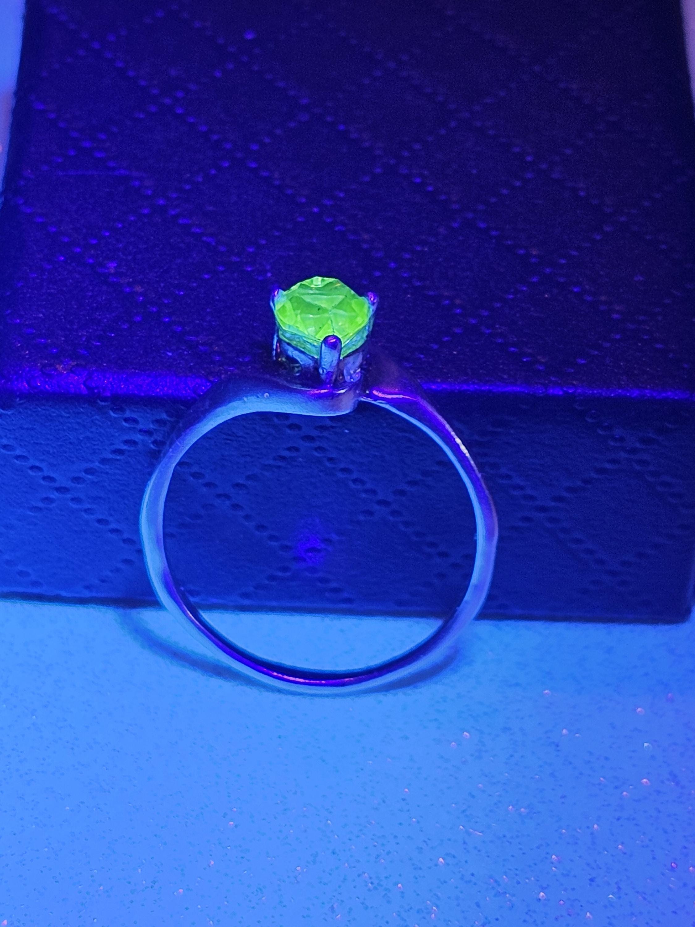 ウランガラスのハートカットリング、サイズ7の新品スターリング