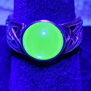 Uranium Glass Men&#39;s Ring Celtic Knot in size 8.5 to 11. New Sterling Silver with vintage Uranium glass stone that glows under black/UV light