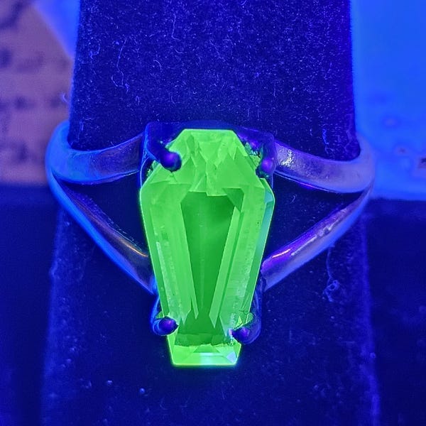 Bague à tige fendue en forme de cercueil en verre d'uranium, taille 4 à 10,5 en argent sterling, avec pierre en verre d'uranium qui brille sous la lumière noire/UV