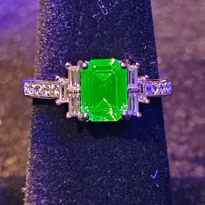 Bague en verre d'uranium de 4,5 à 10,5 pouces en argent sterling avec une pierre en verre d'uranium taille émeraude vintage qui brille sous la lumière noire/UV