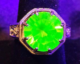 Anel novo em prata de lei com pedra de vidro de urânio lapidada redonda, tamanhos 6,5, 7 e 7,5, com uma grande pedra vintage de vidro de urânio que brilha sob luz negra/UV.
