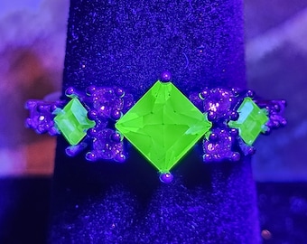 Anello in vetro all'uranio con taglio princess, 8 pietre decorative e 3 pietre vintage in vetro all'uranio che si illuminano sotto la luce nera/UV. Argento sterling, taglia 7.