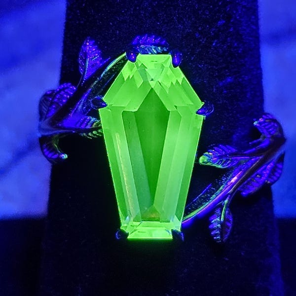 Bague taille cercueil en verre d'uranium taille 4 à 10,5 en argent sterling avec une pierre en verre d'uranium tchèque taillée qui brille sous la lumière noire/UV