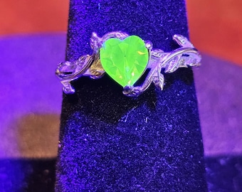 Anel em prata de lei com corte em coração e pedra de vidro de urânio, tamanhos 6 a 10, com uma rara pedra vintage de vidro de urânio que brilha sob luz negra/UV. Disponível nos tamanhos 6 a 10.