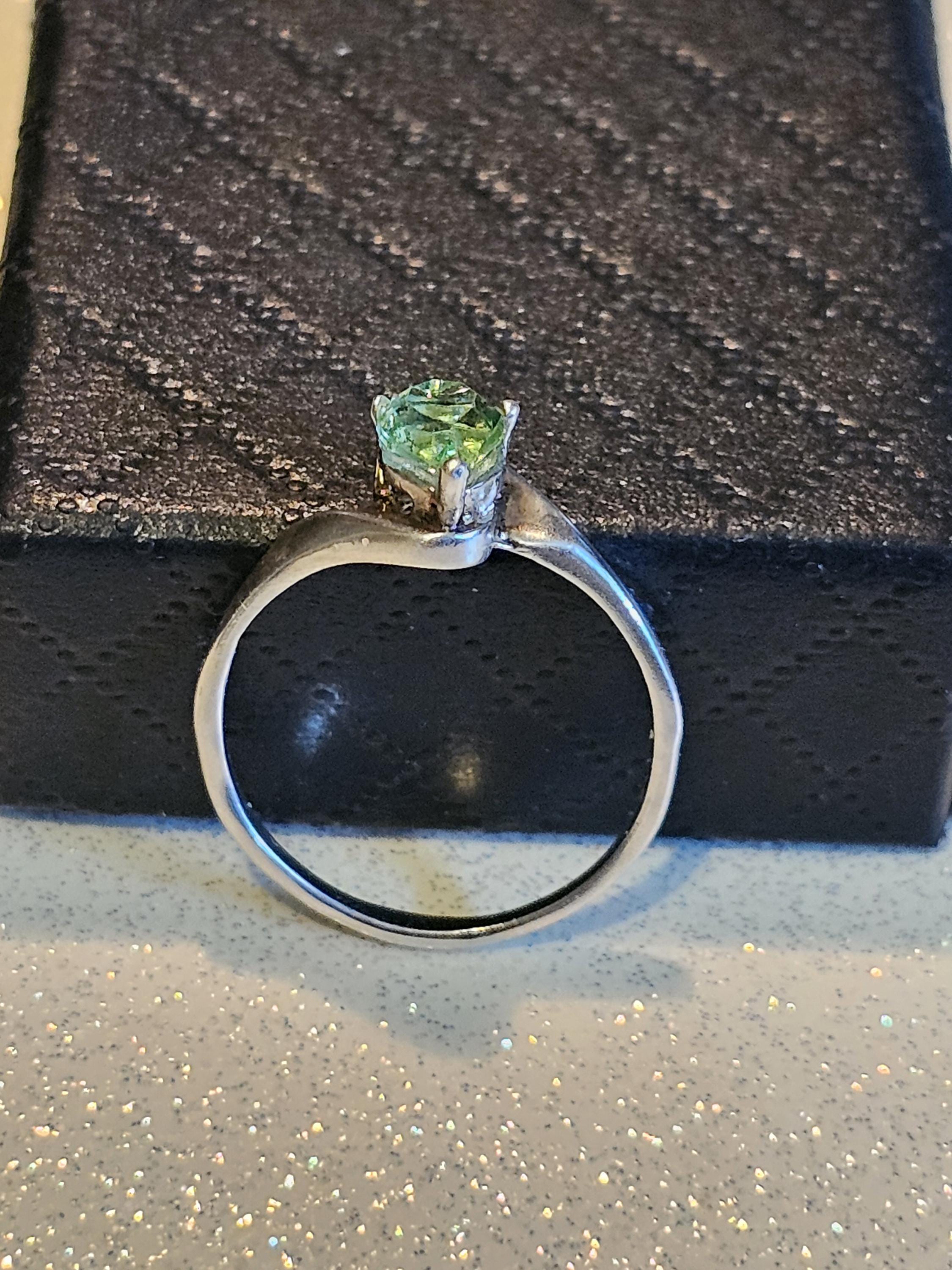 ウランガラスのハートカットリング、サイズ7の新品スターリング