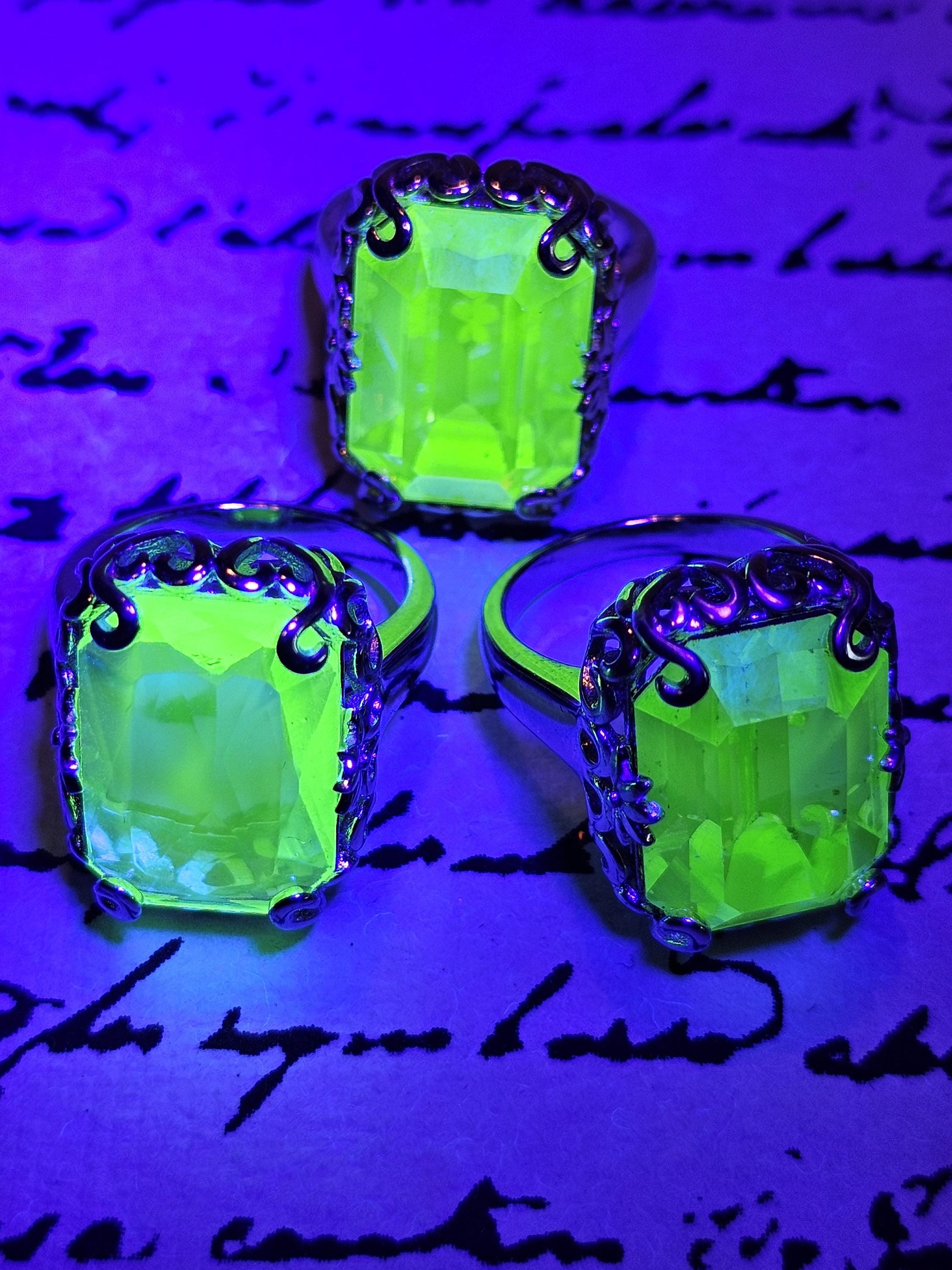 Uranglas Smaragd Art Deco Ring Größe 15 bis 20 in neuem Sterling Silber mit vintage Uranglasstein, der unter Schwarzlicht / UV-Licht leuchtet
