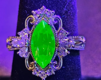 Uranglas Marquise geschliffener Ring Fleur De Lis Stil neues Sterling Silber mit einem Vintage Uranglasstein, der unter Schwarzlicht / UV-Licht leuchtet