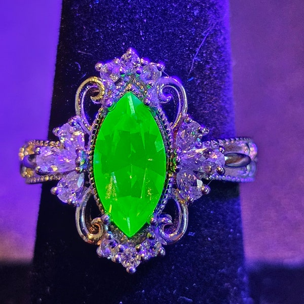 Anello in vetro di uranio taglio marquise in stile Fleur De Lis, nuovo argento sterling con pietra in vetro di uranio vintage che brilla sotto la luce nera/UV